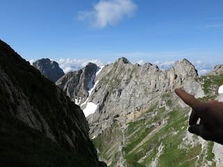 Hans erläutert den weiteren Wegverlauf; ganz links Sulzleklammspitze, rechts davon Linderspitzen