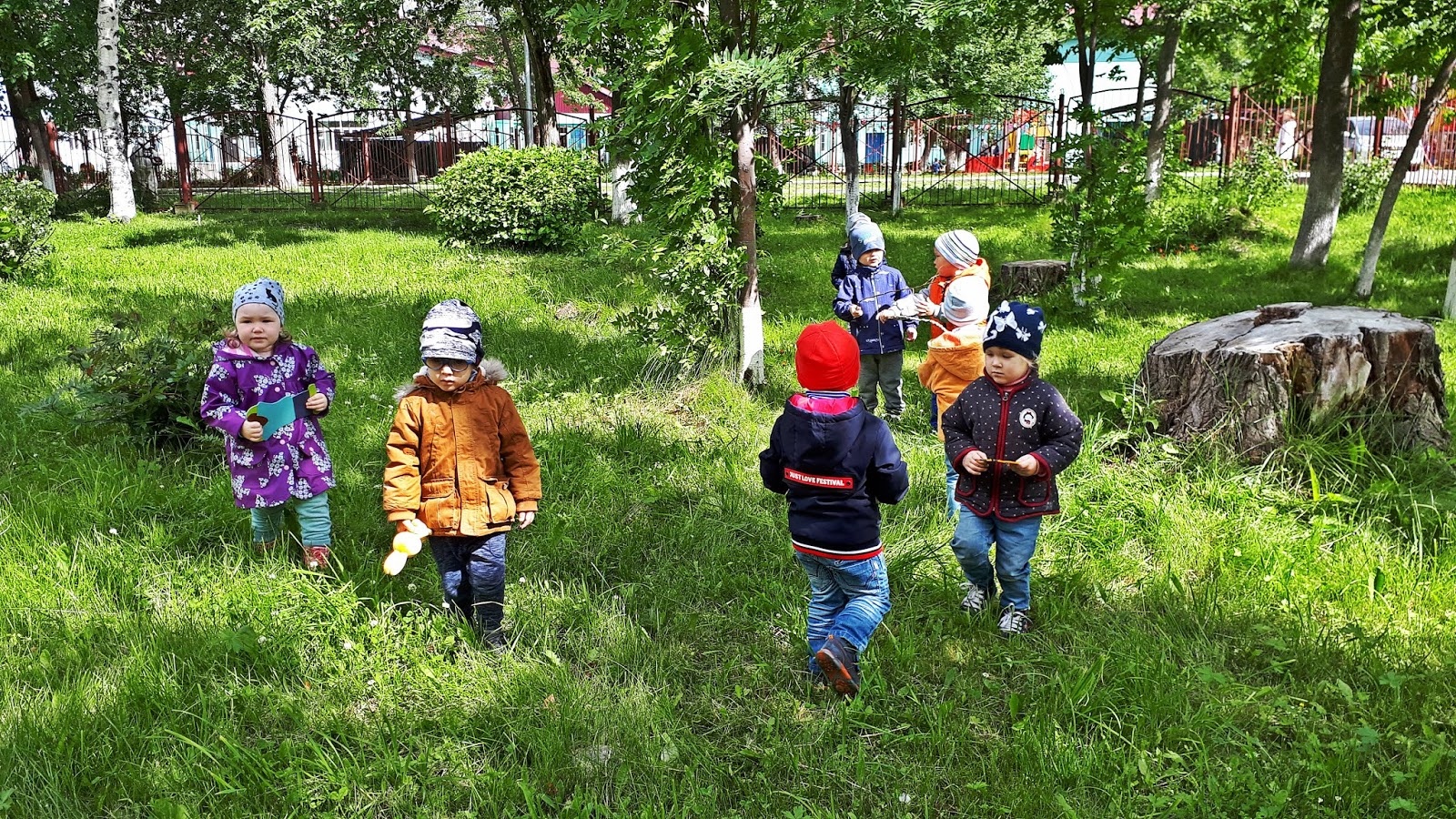 садик 555 10 группа 2021. детский сад полянка. оформление группы в детском саду лесная полянка. детская группа лесной. фон поляна для детей.