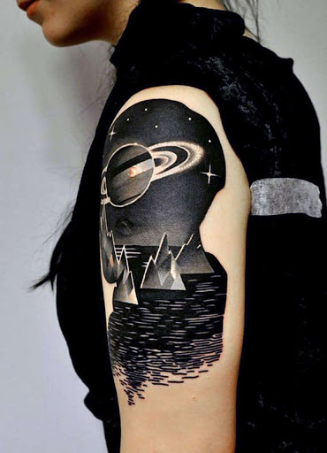 Se você quer se afastar dos azuis e violetas ou laranjas e vermelhos, aqui está um preto-e-branco tatuagem com Saturno e seus anéis bonitos.
