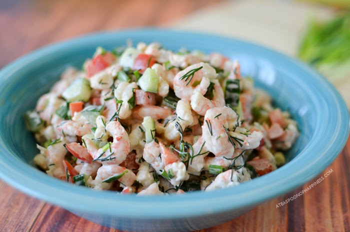 Салат крабовый с креветками и свежим огурцом. Салат с креветками и крабовыми палочками. Салат из кальмаров с яйцом и кукурузой. Салат морской бриз с кальмарами и крабовыми палочками. Салат с крабовыми палочками и яйцом и креветками.