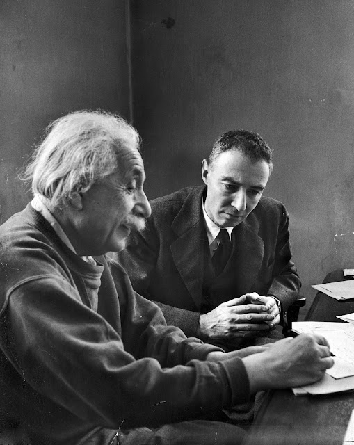 Stunning Image of Albert Einstein and J. Robert Oppenheimer in 1947 