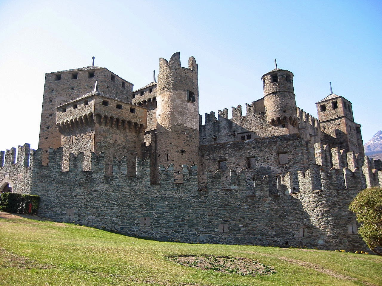 Passeggiare tra parchi, giardini e castelli: Il Castello di Fénis