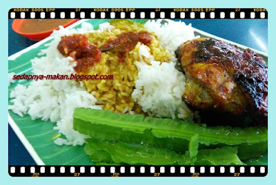Nasi, ayam bakar, kuah kari udang, kacang botol Nasi, ayam bakar, kuah kari udang, kacang botol