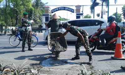 ANGGOTA KODIM SRAGEN INISIATIF TAMBAL JALAN BERLUBANG