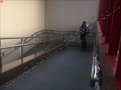 Велосипедисты в Минске не только не спешиваются на пешеходных переходах, а ездят по подземным переходам метро