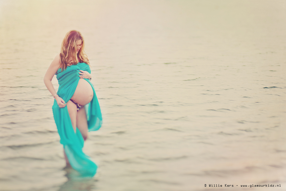 34 weken zwangere vrouw met een hele dikke buik krijgt een fotoshoot in het koude water op Bussloo Gelderlandnd