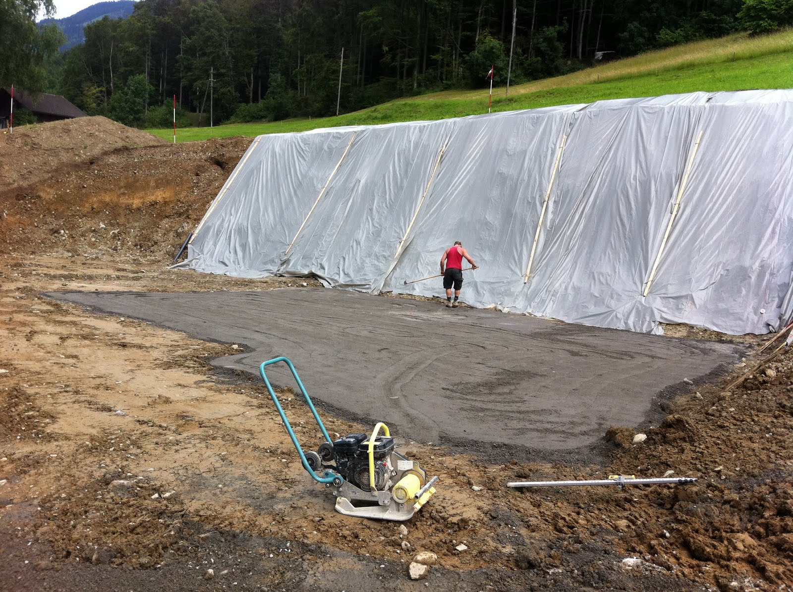 Magerbeton fertig – Schwimmbadtechnik