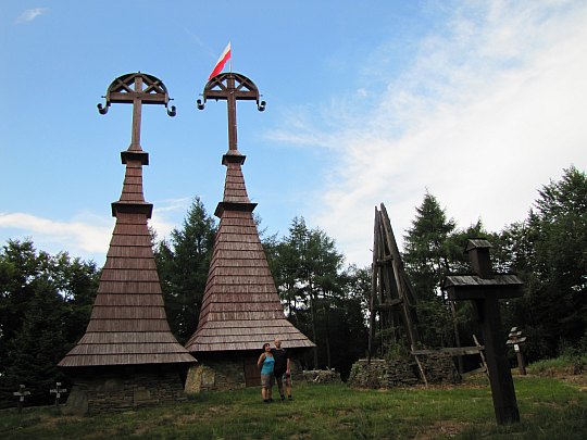 Rotunda (771 m n.p.m.) z cmentarzem wojennym nr 51 z okresu I wojny światowej.