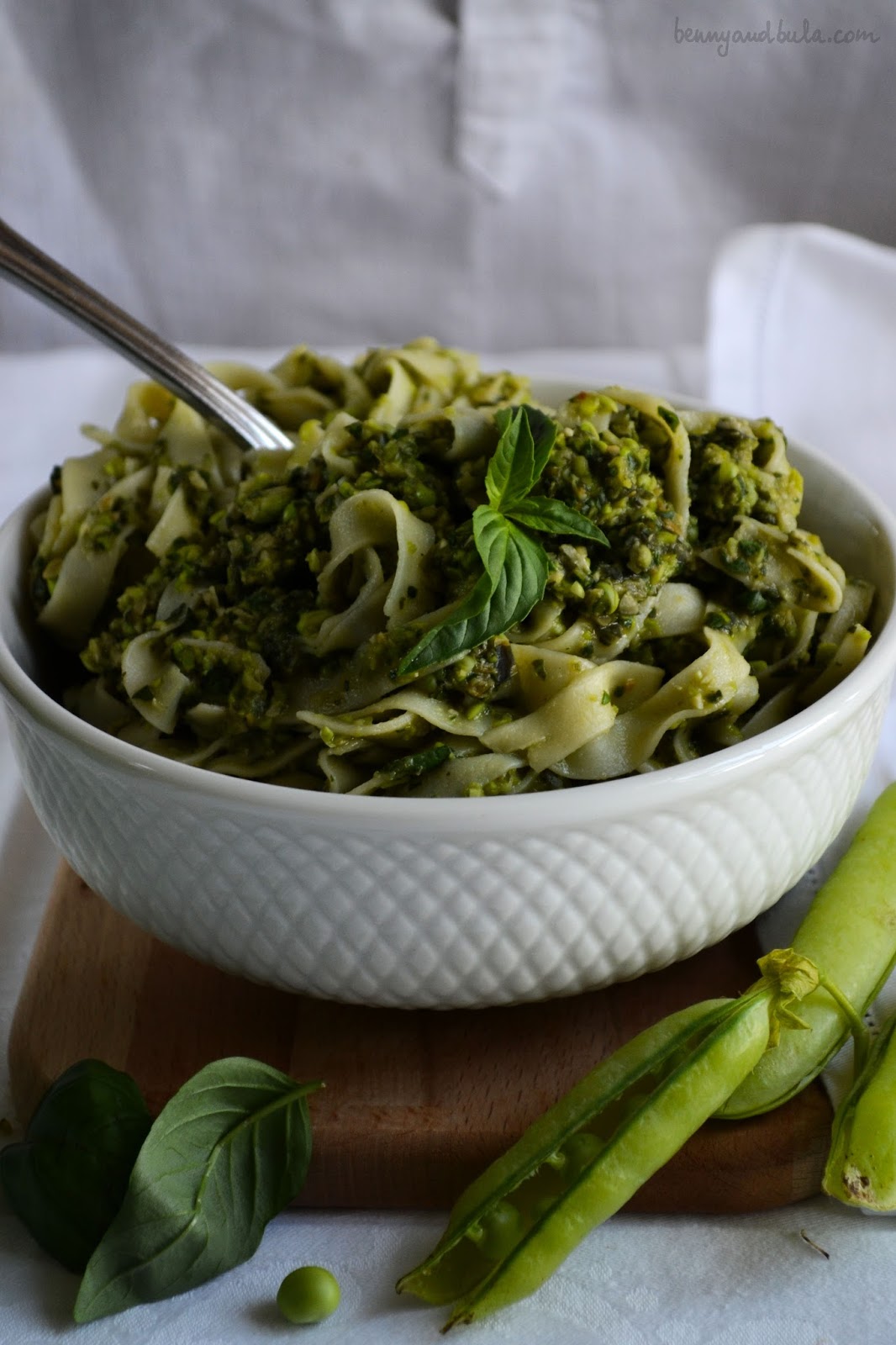 tagliatelle con pesto di piselli crudi/ pasta with raw pea pesto