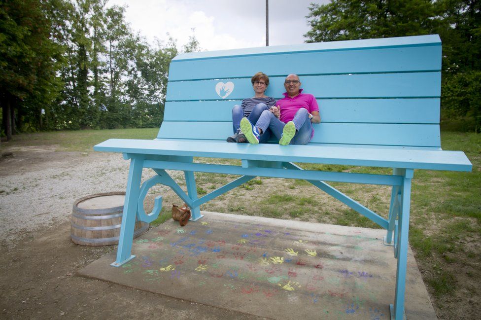 The giant benches that make adults feel like children INFONEWS