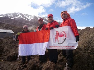 Perempuan Merah Putih Menjejak Kilimanjaro
