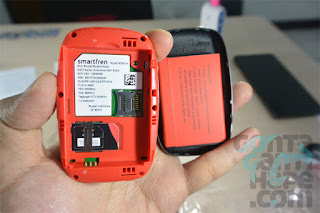 Smartfren 4G Mi-Fi Andromax M2Y - slot simcard dan micro-SD terdapat di bawah baterai