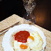 Arroz con tomate y huevos fritos
