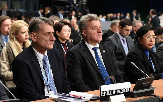 Bild des Tages - Präsident Ivanov macht Namensschild bei UN-Klimakonferenz zurecht