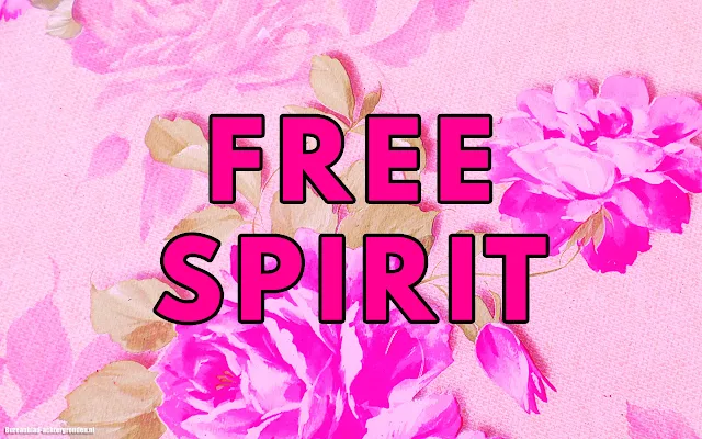 Roze wallpaper met tekst free spirit en bloemen