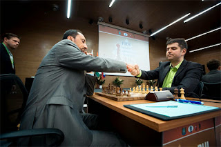 Ronde 5 : Poignée de main entre le Russe Peter Svidler et le Bulgare Veselin Topalov pour une partie sans concession. Résultat : 1-0 - Photo © ChessBase
