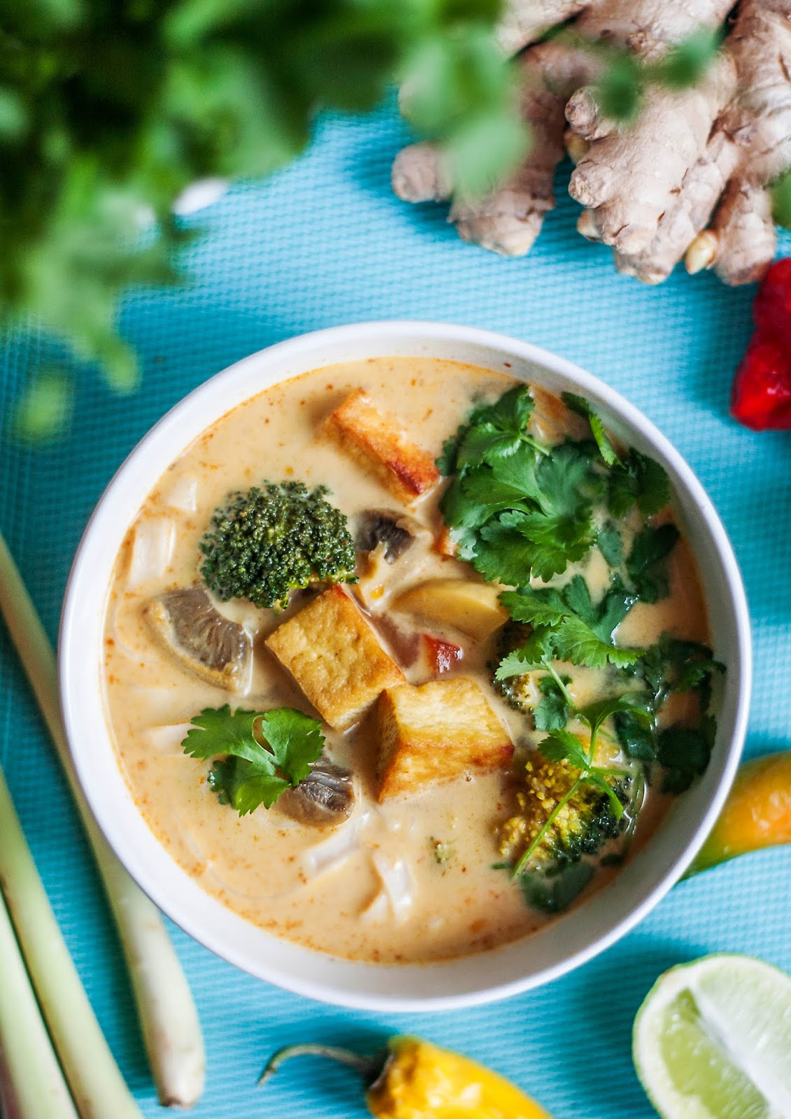 MniuMniu Kuchnia roślinna ZUPA TAJSKA Z TOFU I MLEKIEM KOKOSOWYM