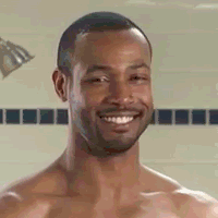 Homme content dans la douche.