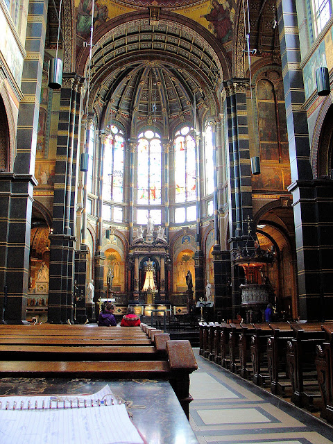 Soaring vault and cavernous interior of Saint Nicholas in Amsterdam.