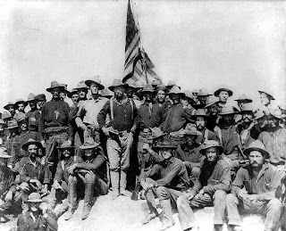 Theodore Roosevelt al mando de los Rough Riders, tras su victoria en la colina de San Juan. Theodore Roosevelt al mando de los Rough Riders, tras su victoria en la colina de San Juan.