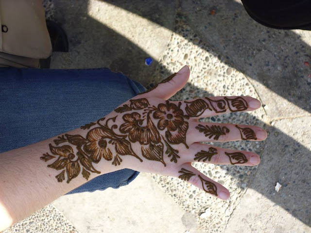 Típico tatuaje de henna marroquí