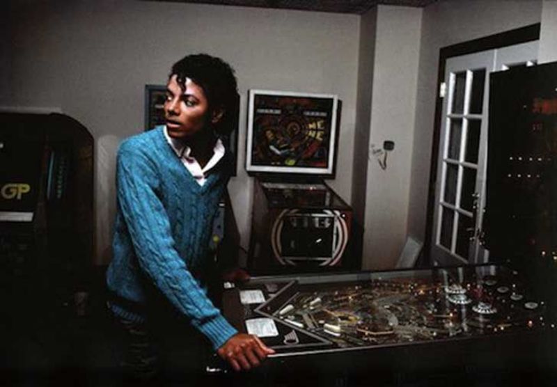 20 Candid Vintage Photographs of Rock Stars Playing Pinball vintage everyday