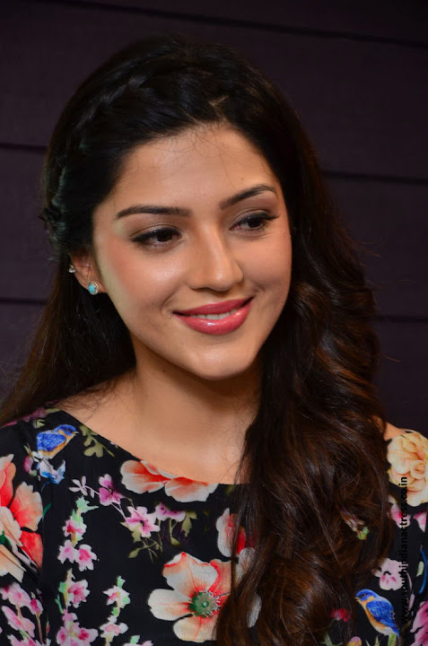 Mehreen Pirzada at Naturals Salon launch