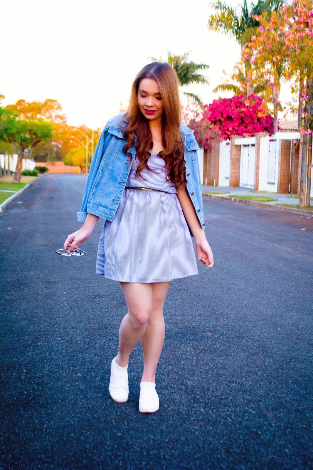 Look do Dia: Vestido Azul Listrado + Jaqueta Jeans Bordada + Tênis Branco Look do Dia: Vestido Azul Listrado + Jaqueta Jeans Bordada + Tênis Branco