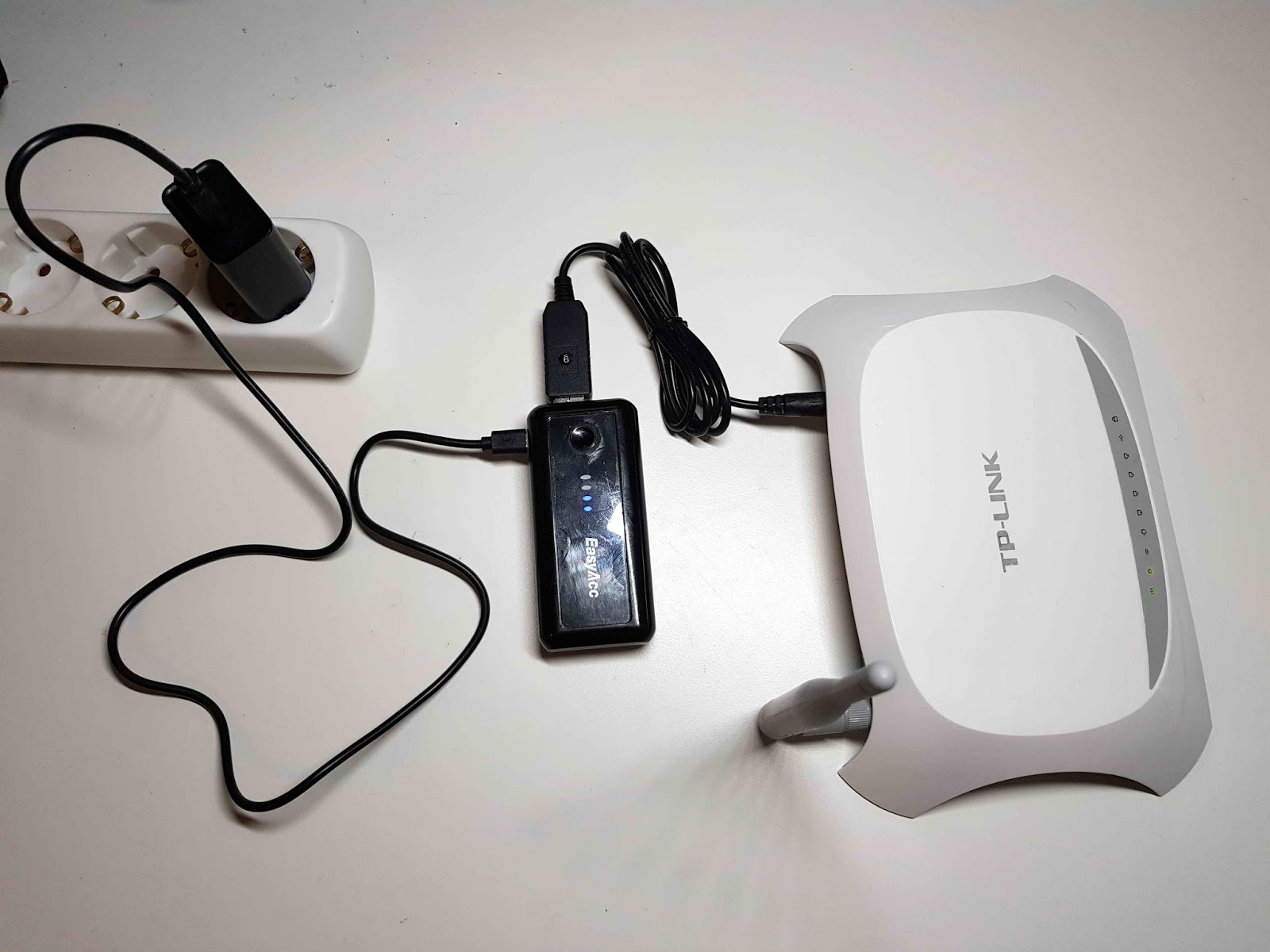 Albert Low cost Uninterruptible power supply for broadband wifi router