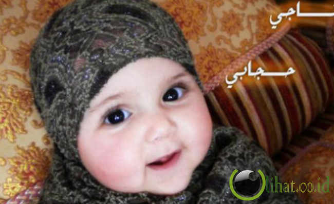 10 Foto Balita Memakai Jilbab Lucu Menggemaskan Gambar Aneh Bayi