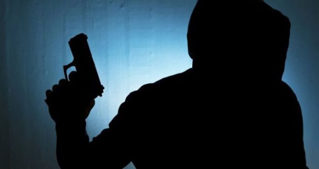 Σκηνοθέτησε ληστεία για να εισπράξει αποζημίωση από την ασφαλιστική εταιρία Σκηνοθέτησε ληστεία για να εισπράξει αποζημίωση από την ασφαλιστική εταιρία