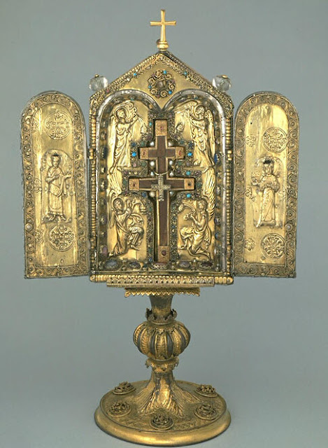 Σταυροθήκη με Τίμιο Ξύλο (η εσωτερική είναι βυζαντινή).