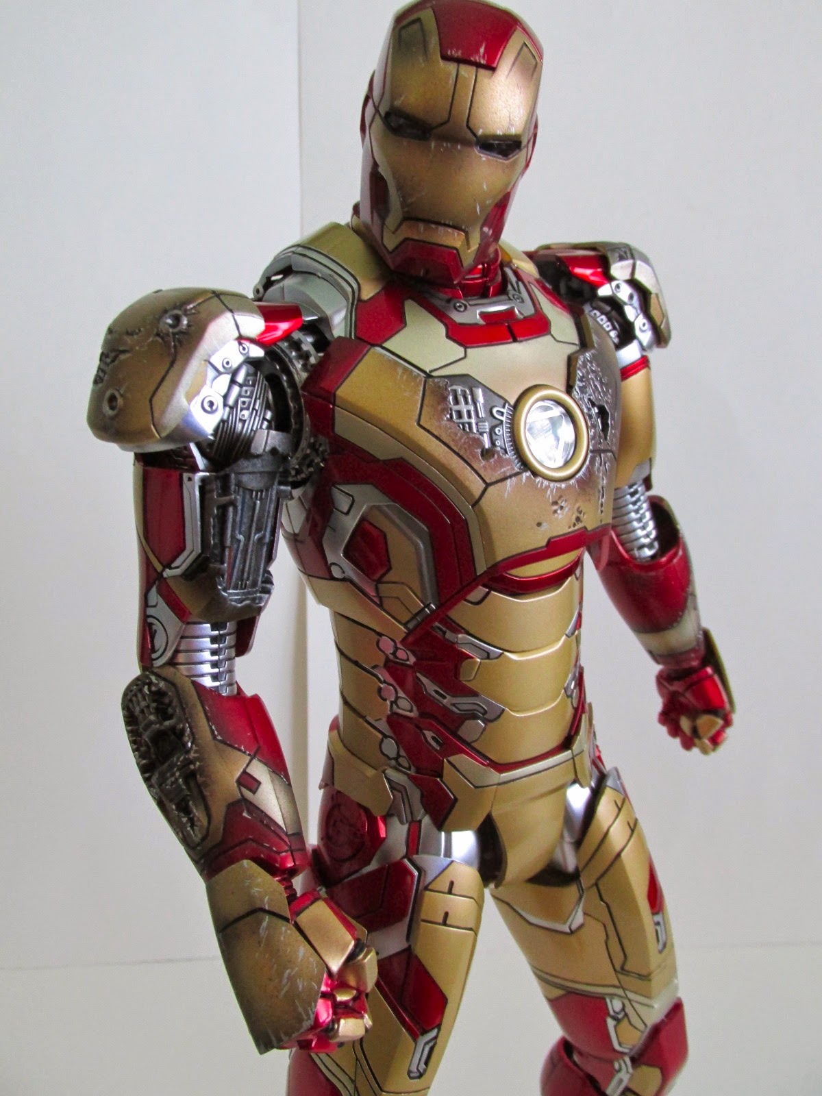 Hot Toys 1/6th scale Die Cast Iron Man 3 Mark XLII Toy REaction