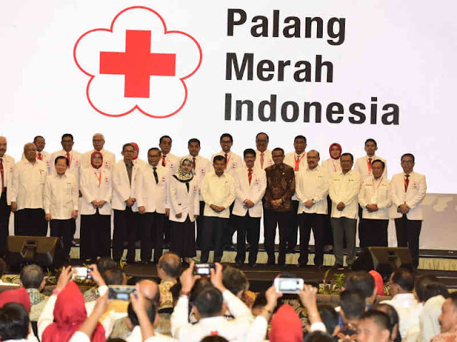 Nurdin Abdullah Serahkan Hibah Rp4 Miliar ke PMI Sulawesi Selatan Nurdin Abdullah Serahkan Hibah Rp4 Miliar ke PMI Sulawesi Selatan
