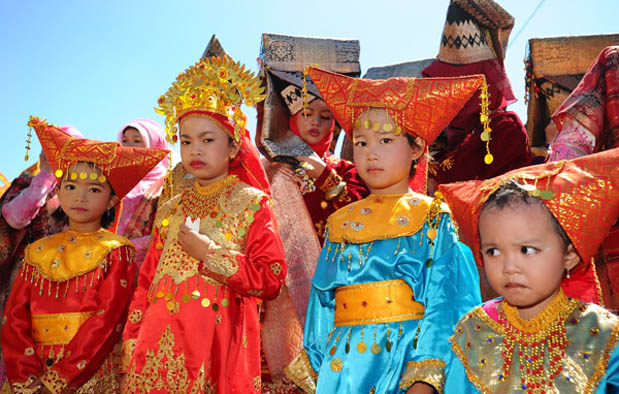  Pakaian Adat Sumatera Barat Padang dari Minangkabau dan 