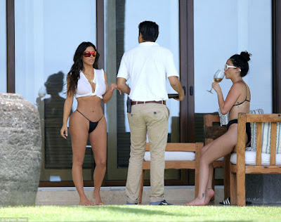 1a14 Photos: Kim Kardashian shows of her bikini body while on vacation in Mexico