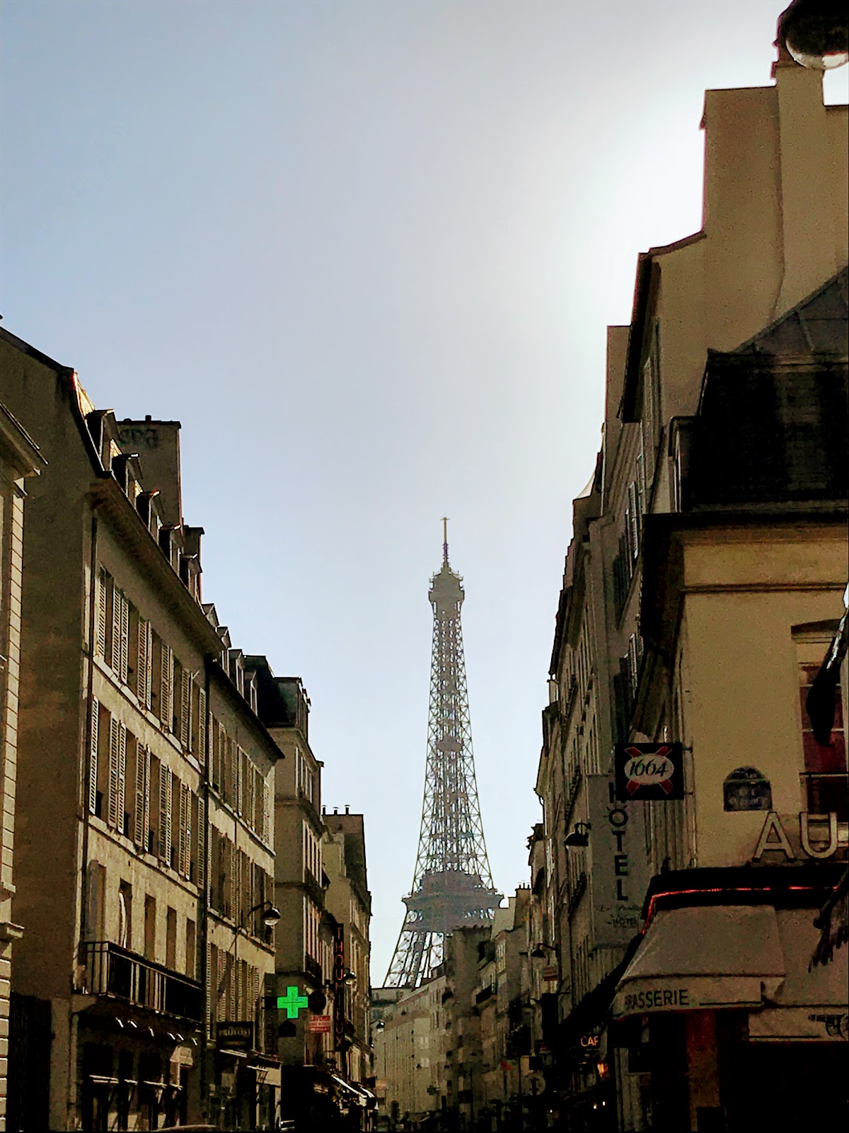 Hotel brasserie y edificios con torre Eiffel de fondo