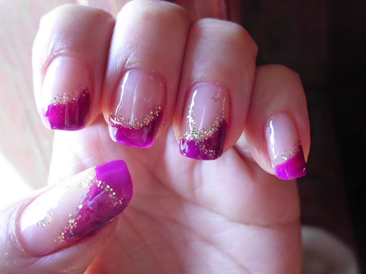 manicura morada y dorada