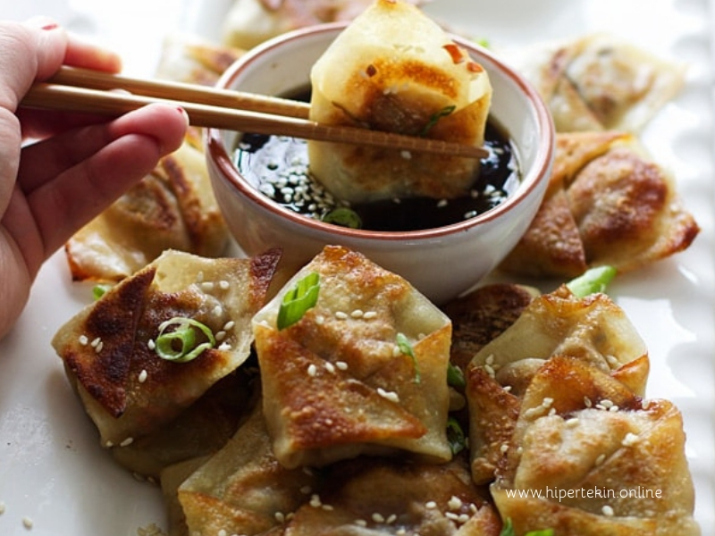 DUMPLINGS WITH HOISIN DIPPING SAUCE DUMPLINGS WITH HOISIN DIPPING SAUCE