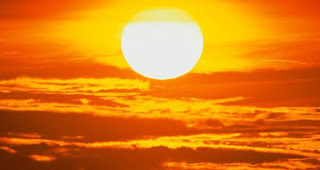 Αληθεύει ότι η Γη είναι πιο μακριά από τον Ήλιο το καλοκαίρι (;) Αν ναι, πώς είναι δυνατόν τότε να κάνει περισσότερο ζέστη το καλοκαίρι (;)