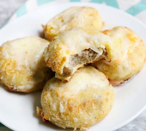 KETO BREAKFAST BISCUITS STUFFED WITH SAUSAGE AND CHEESE #Keto #Biscuits KETO BREAKFAST BISCUITS STUFFED WITH SAUSAGE AND CHEESE #Keto #Biscuits