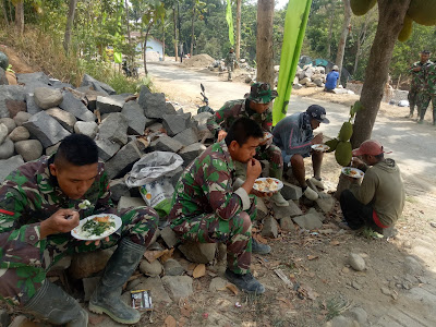 WARGA JAMU MAKAN SIANG SATGAS TMMD DIM 0725/SRG