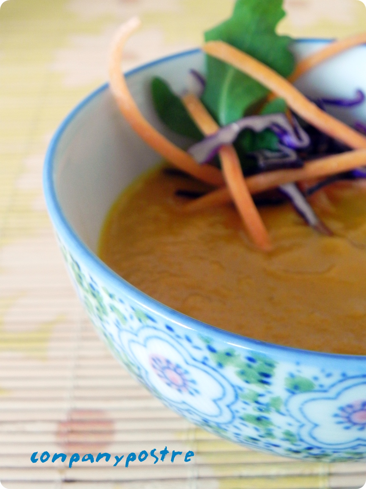 Con pan y postre Crema de zanahoria, leche de coco y especias