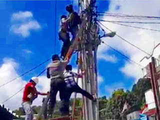 Penyelamat Petugas PLN, Angga Badina Terima Penghargaan dari Royke Lumowa Penyelamat Petugas PLN, Angga Badina Terima Penghargaan dari Royke Lumowa