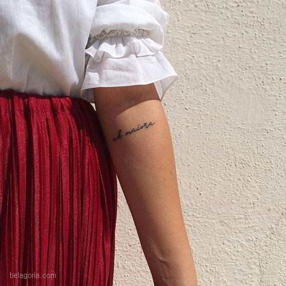 tatuaje de frase en latin en el antebrazo