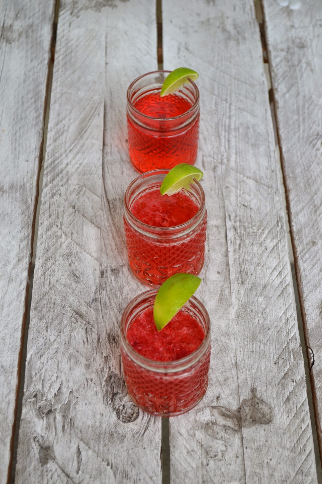 Spritziger Himbeer-Limetten Gin Tonic - The Recipe Suitcase