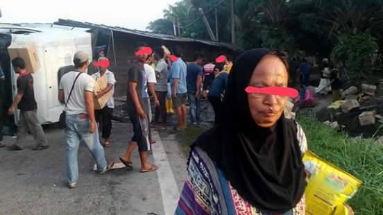 Penduduk Kuala Selangor Di Kecam Kerana Ambil Kesempatan Ketika Lori Vico Terbalik - Ini Jawapan Dari Pengurus Syarikat Lori Terbabit Penduduk Kuala Selangor Di Kecam Kerana Ambil Kesempatan Ketika Lori Vico Terbalik - Ini Jawapan Dari Pengurus Syarikat Lori Terbabit