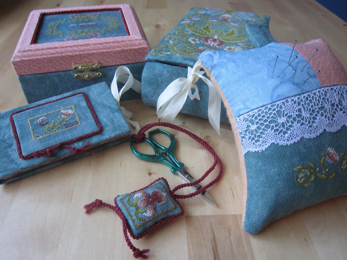 La caja en blanco English tapestry sewing box