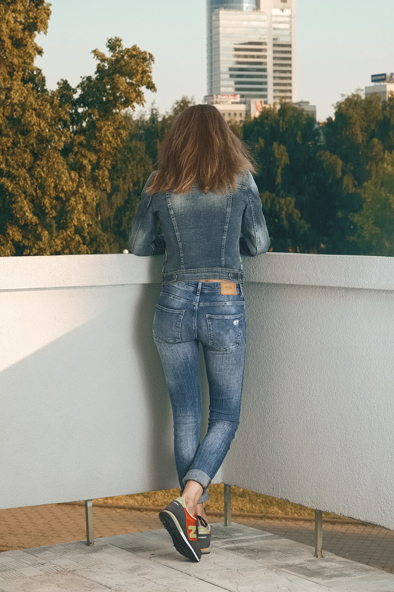 Девушки в джинсах вид сзади