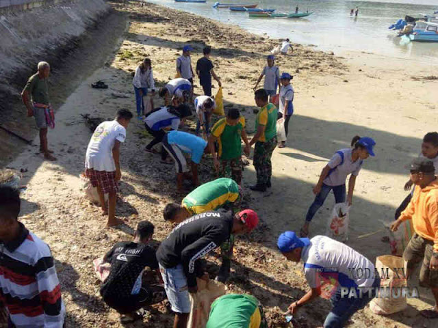 Prajurit Kodam Pattimura Bersihkan Pantai di Kota Ambon Prajurit Kodam Pattimura Bersihkan Pantai di Kota Ambon